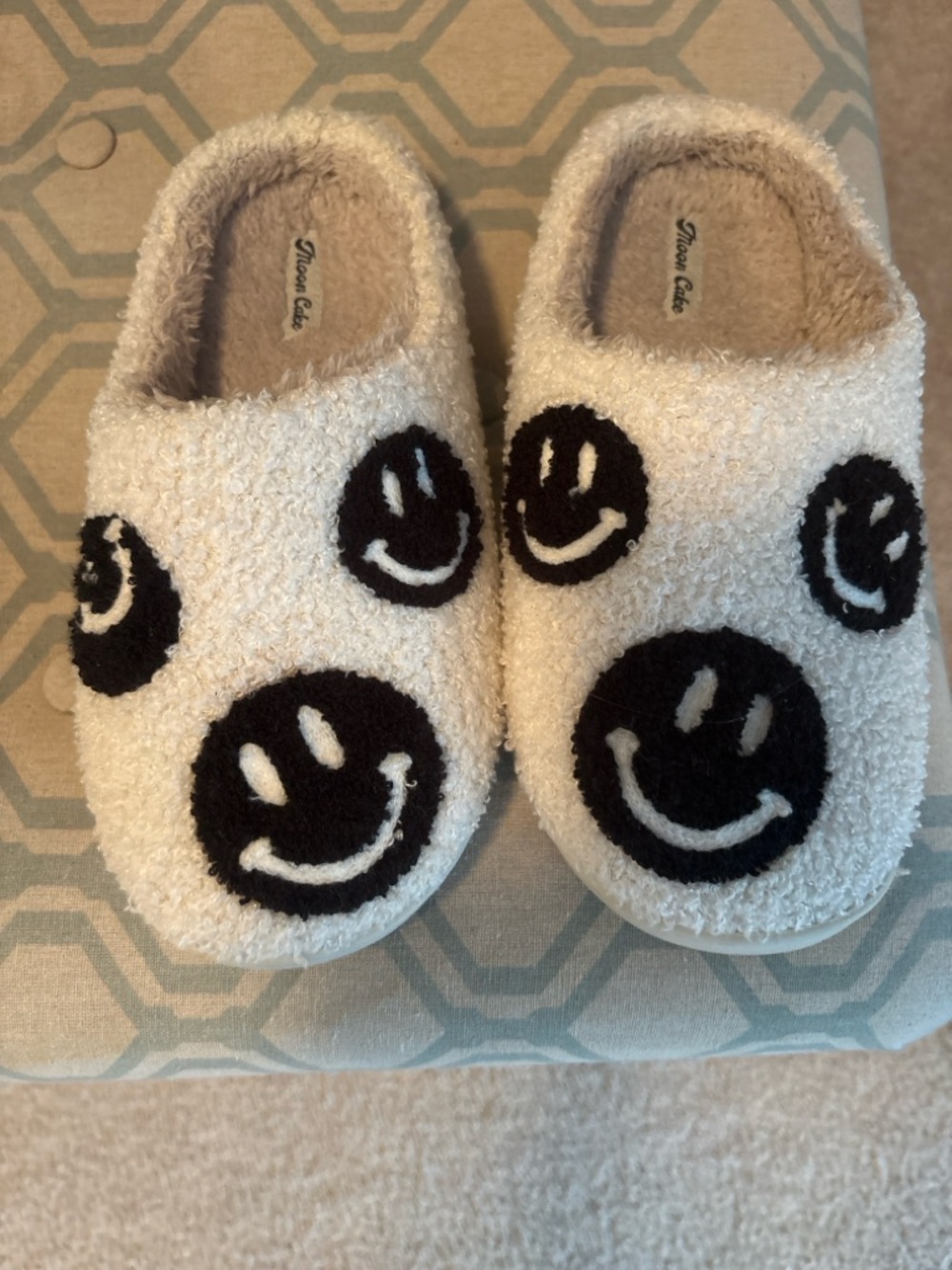 Moon & Cate Smiley Face Slippers Cozy Fuzzy Slides Size M 7/8